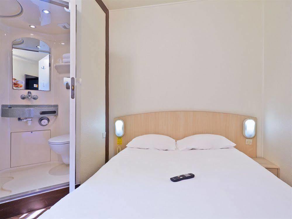 Hotel F1 Lyon Genay Massieux Exterior photo